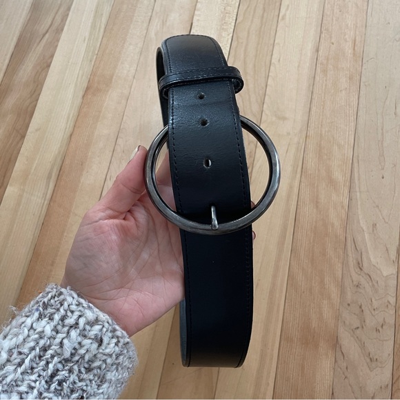 Kudos Black Leather Belt with Minimalist Round Buckle - Made in Canada - 70/28 - Picture 5 of 13